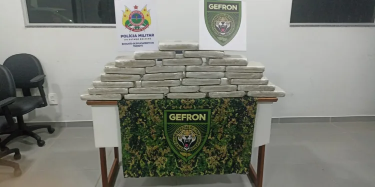 Mulher é presa com quase 30 kg de drogas em ônibus no Acre