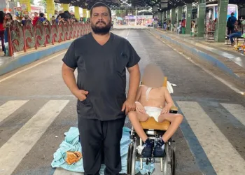 Pai de criança com paralisia cerebral protesta contra atendimento precário realizado pela Sesacre