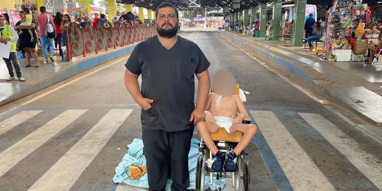 Pai de criança com paralisia cerebral protesta contra atendimento precário realizado pela Sesacre