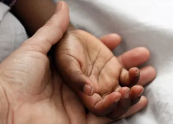 Acre tem 12 crianças e adolescentes para adoção; número de pretendentes é quase seis vezes maior