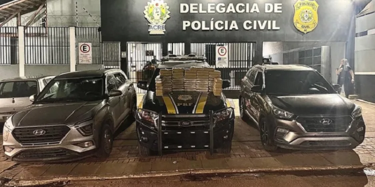 Em três ocorrências, PRF apreende mais de 100 kg de drogas e quatro veículos no Acre