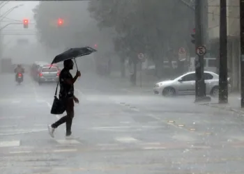 Acre tem previsão de chuvas com ventos que podem chegar a 60 km/h, alerta Inmet