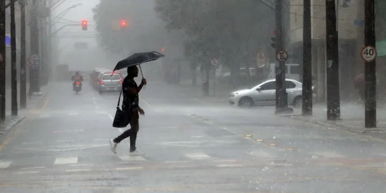 Acre tem previsão de chuvas com ventos que podem chegar a 60 km/h, alerta Inmet