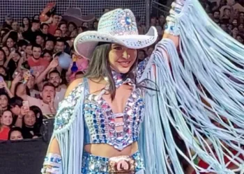 Rainha da Produção diz que escolha do azul para roupa é homenagem a Bocalom