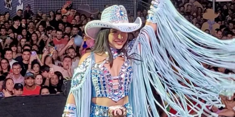 Rainha da Produção diz que escolha do azul para roupa é homenagem a Bocalom