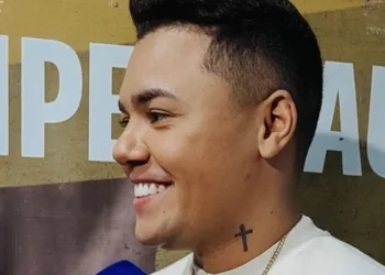 “Quase fiz o avião cair”, diz Felipe Araújo após relembrar primeira vinda ao Acre