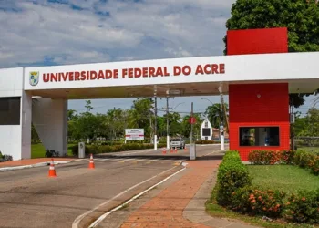 Docentes da Ufac realizam ato para cobrar compromisso da reitoria com as pautas locais