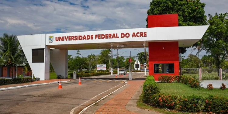 Docentes da Ufac realizam ato para cobrar compromisso da reitoria com as pautas locais