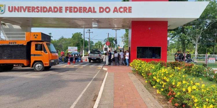 Técnicos e professores realizam ato pelo Dia Nacional de Luta pela Educação Federal na Ufac