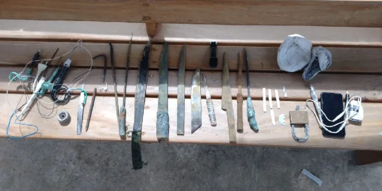 Armas artesanais são apreendidas durante varredura em celas de presídios de Rio Branco