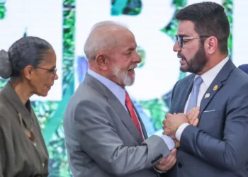 Acre assina pacto com governo federal para preservação da Amazônia