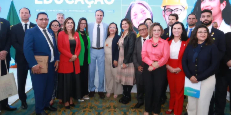 Reitora da Ufac participa de reunião com Lula e oficializa campus Fronteira em Brasiléia