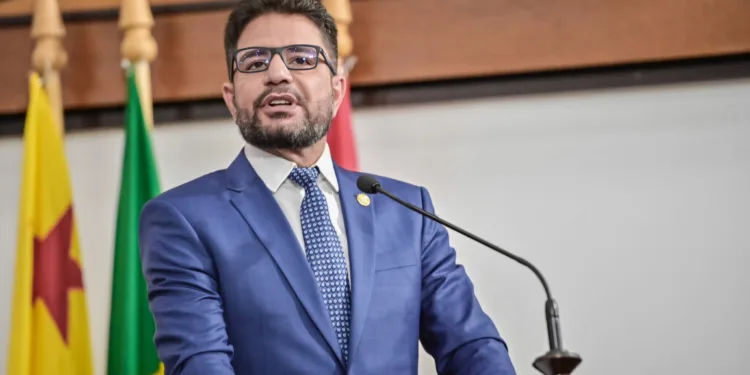 Gladson garante realização de concurso na Educação com três mil vagas após novo PCCR