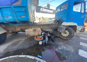 Colisão entre moto e caminhão no cruzamento do bairro Bosque deixa motociclista ferido