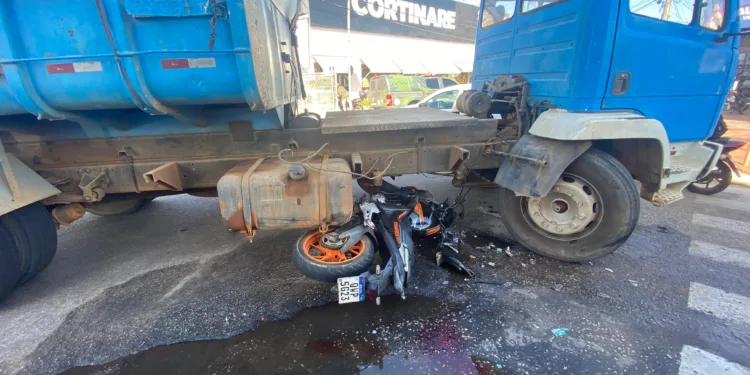 Colisão entre moto e caminhão no cruzamento do bairro Bosque deixa motociclista ferido