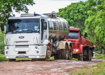 Caminhões-pipas distribuem água em comunidades rurais do Acre em meio à escassez hídrica