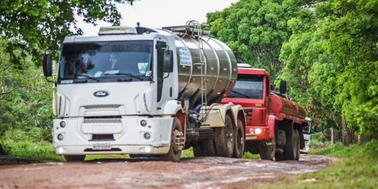Caminhões-pipas distribuem água em comunidades rurais do Acre em meio à escassez hídrica