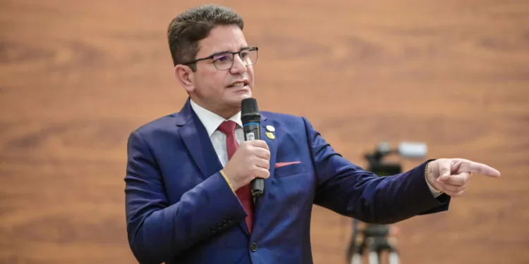 Gladson vai tratar sobre preservação e bioeconomia acreana em reunião no Reino Unido