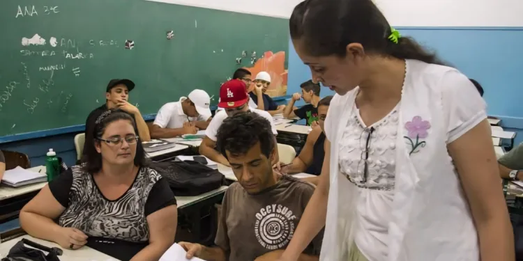 Educação de Jovens e Adultos está com matriculas abertas no Acre