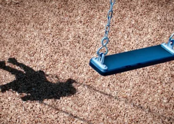 Casal em posse de três crianças é encaminhado à delegacia sob suspeita de tráfico infantil no AC