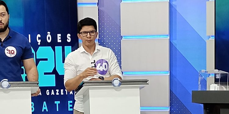 “Vocês estão disputando até a cor azul”, afirma Jenilson Leite sobre Bocalom e Marcus Alexandre no debate da TV Gazeta