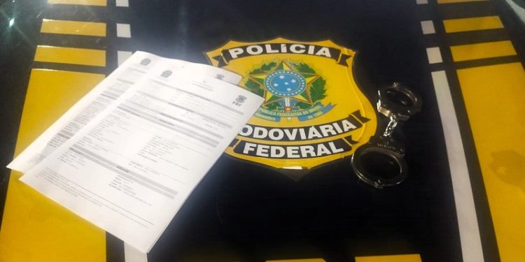 Em Rio Branco, mulher é presa durante fiscalização em ônibus com mandado de prisão por tráfico de drogas