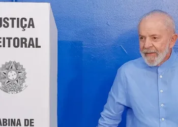 Lula vota em São Bernardo e diz que é hora de “corrigir erros”