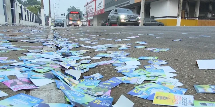 Distribuição de “santinhos eleitorais” nas ruas pode gerar multas e punições legais