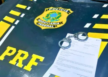 PRF prende homem com mandado de prisão em aberto durante ronda de rotina na BR-364