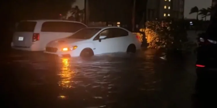 Furacão Milton chega mais fraco à Flórida (EUA), mas causa muitas mortes na região