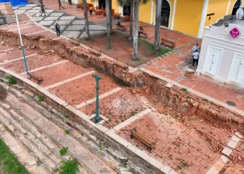 Passarela Joaquim Macedo e calçadão do Novo Mercado Velho passam por interdição em área de risco