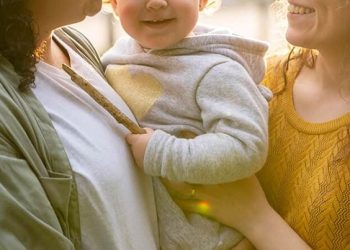 No Acre, reconhecimento de dupla maternidade para casal homoafetivo é garantido pela DPE em decisão judicial