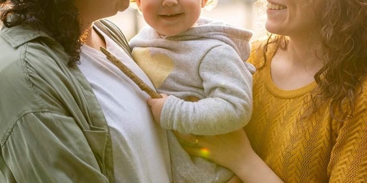 No Acre, reconhecimento de dupla maternidade para casal homoafetivo é garantido pela DPE em decisão judicial