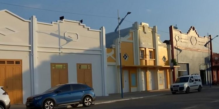 Prédios antigos ameaçam desabar na região do Calçadão da Gameleira