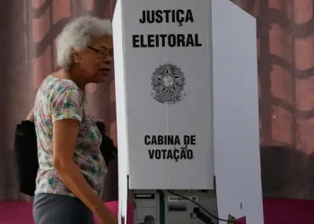 Eleições são encerradas em todo o país; começa apuração dos votos