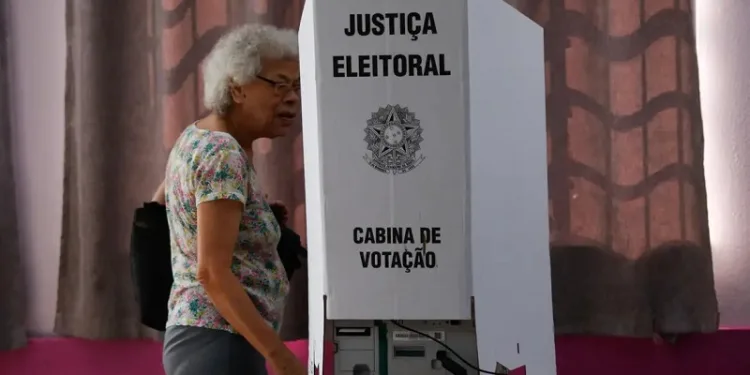 Eleições são encerradas em todo o país; começa apuração dos votos