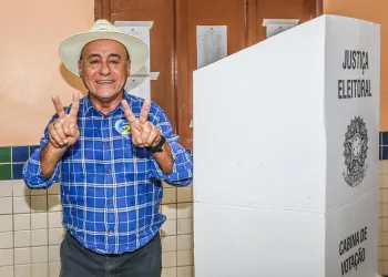 Tião Bocalom afirma vitória no primeiro turno durante votação na escola Serafim da Silva Salgado: “Na faixa dos 60%”