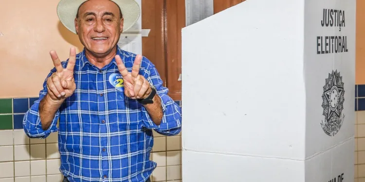 Tião Bocalom afirma vitória no primeiro turno durante votação na escola Serafim da Silva Salgado: “Na faixa dos 60%”
