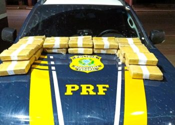 Homem desobedece ordem policial, bate em poste e abandona carro com 37 kg de skunk no interior do AC