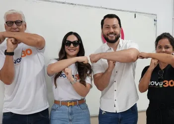 Emerson Jarude vota acompanhado dos pais e da namorada: “Fizemos a nossa parte”