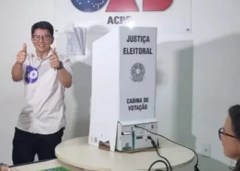 Jenilson Leite é o primeiro candidato a prefeito a votar: “Exercer o nosso direito de cidadão”