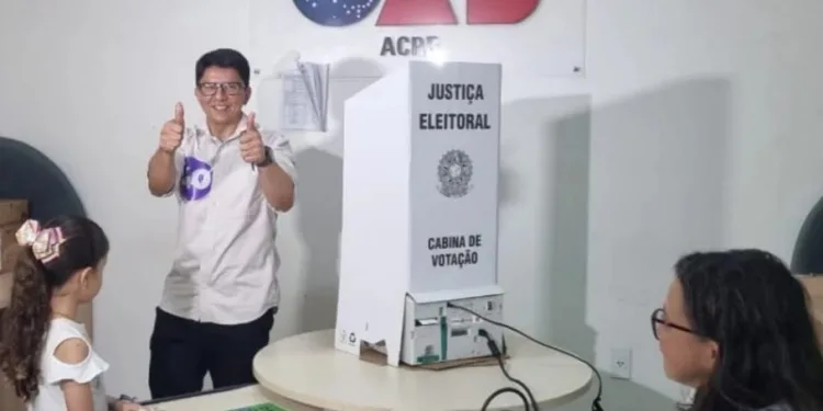 Jenilson Leite é o primeiro candidato a prefeito a votar: “Exercer o nosso direito de cidadão”