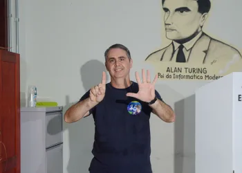 Marcus Alexandre vota acompanhado da esposa e de lideranças políticas