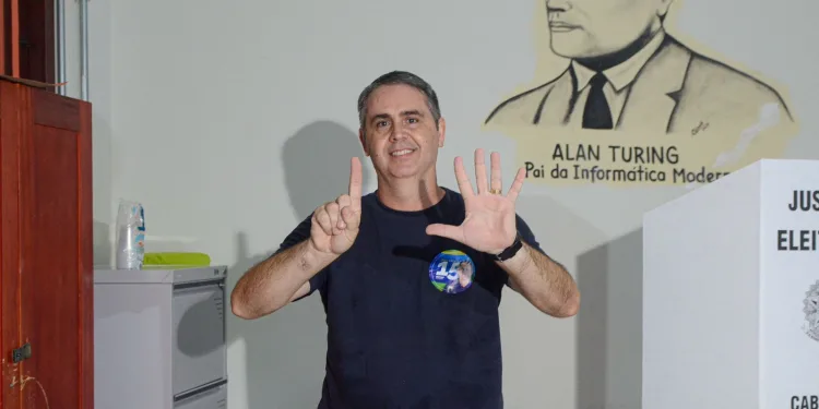 Marcus Alexandre vota acompanhado da esposa e de lideranças políticas