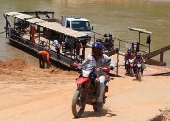 Operação de travessia de balsa é limitada no feriado em Xapuri devido à seca do Rio Acre