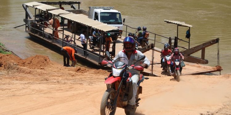 Operação de travessia de balsa é limitada no feriado em Xapuri devido à seca do Rio Acre