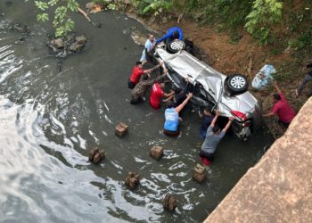 Motorista perde o controle do carro e cai no igarapé São Francisco, em Rio Branco