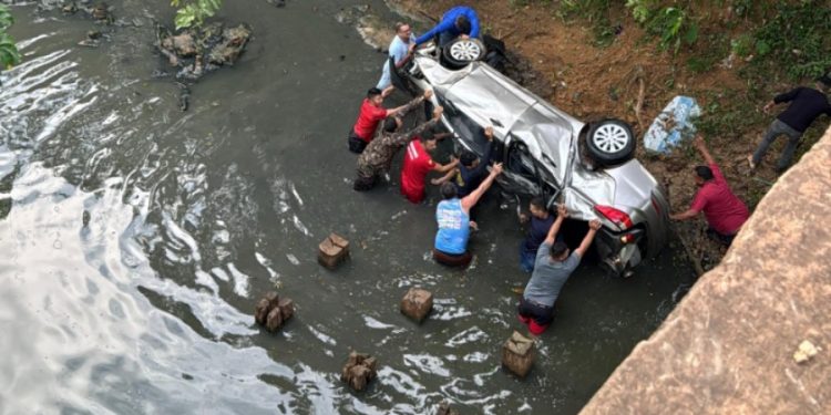 Motorista perde o controle do carro e cai no igarapé São Francisco, em Rio Branco