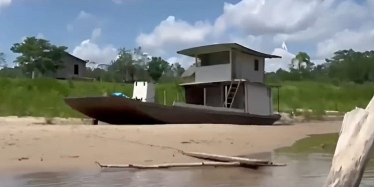 Crise hídrica isola comunidades no Acre e gera escassez de alimentos e combustíveis