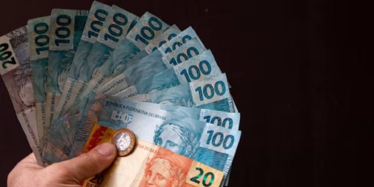 Salário mínimo pode chegar a R$ 1.524 em 2025, maior que o previsto, após alta da inflação